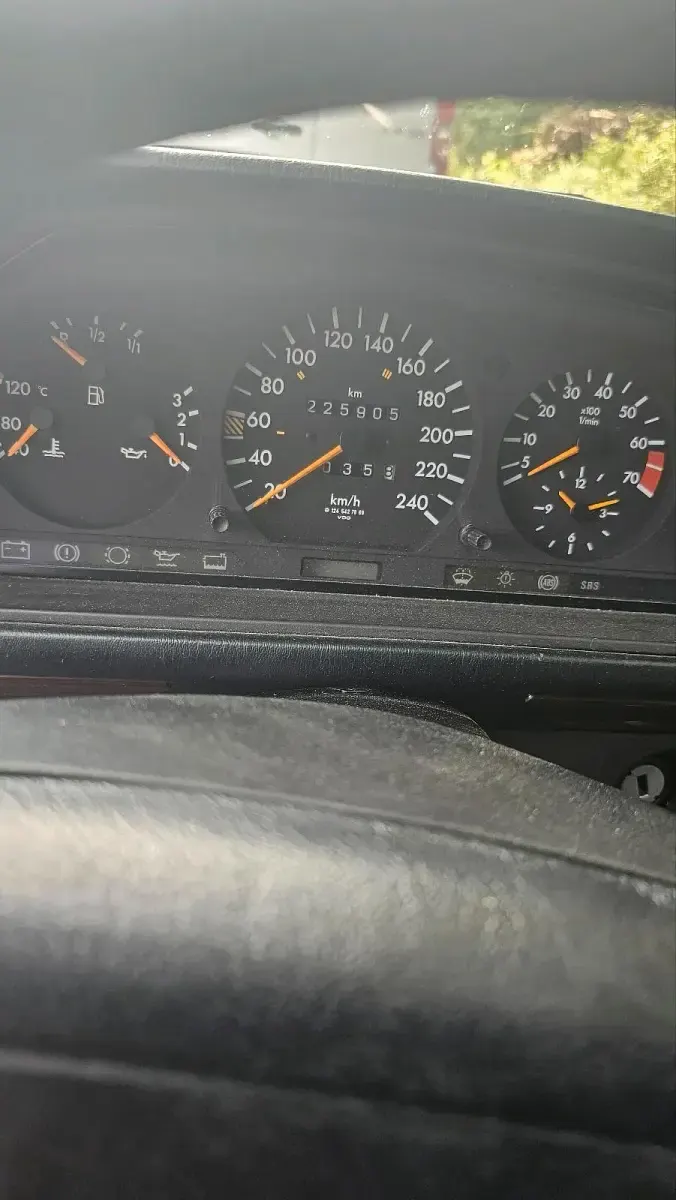 Używany Mercedes E220 150 KM (110 kW) 1993 Czarny Kombi