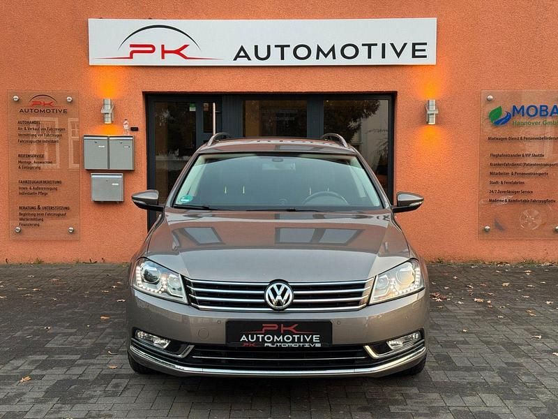 Braun Gebraucht 2011 VW Passat Highline Kombi | 7.990 € (Fairer Preis) - Bild 1/4