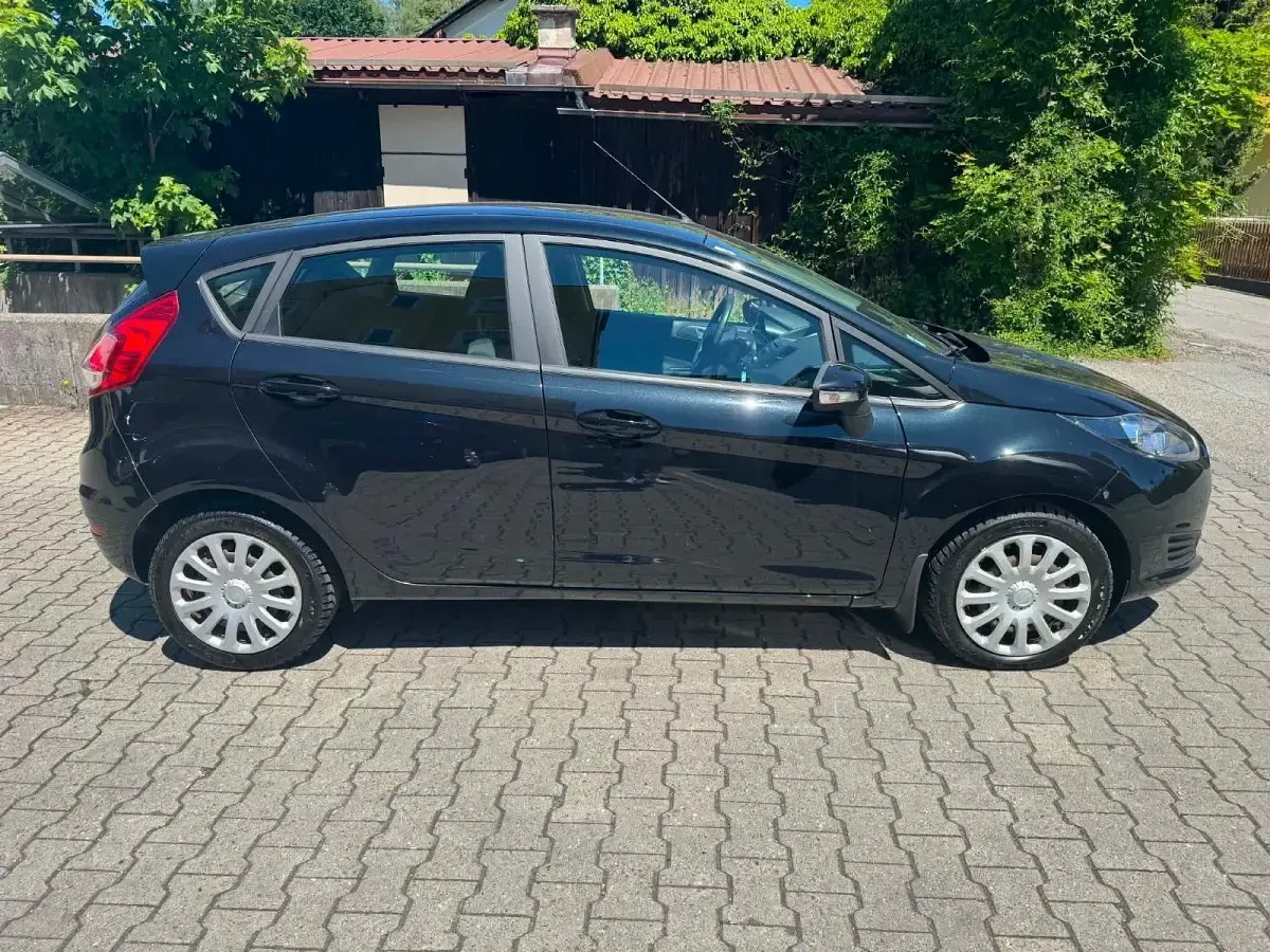 Gebraucht Ford Fiesta Ambiente 60 PS (44 kW) 2014 Schwarz Kleinwagen