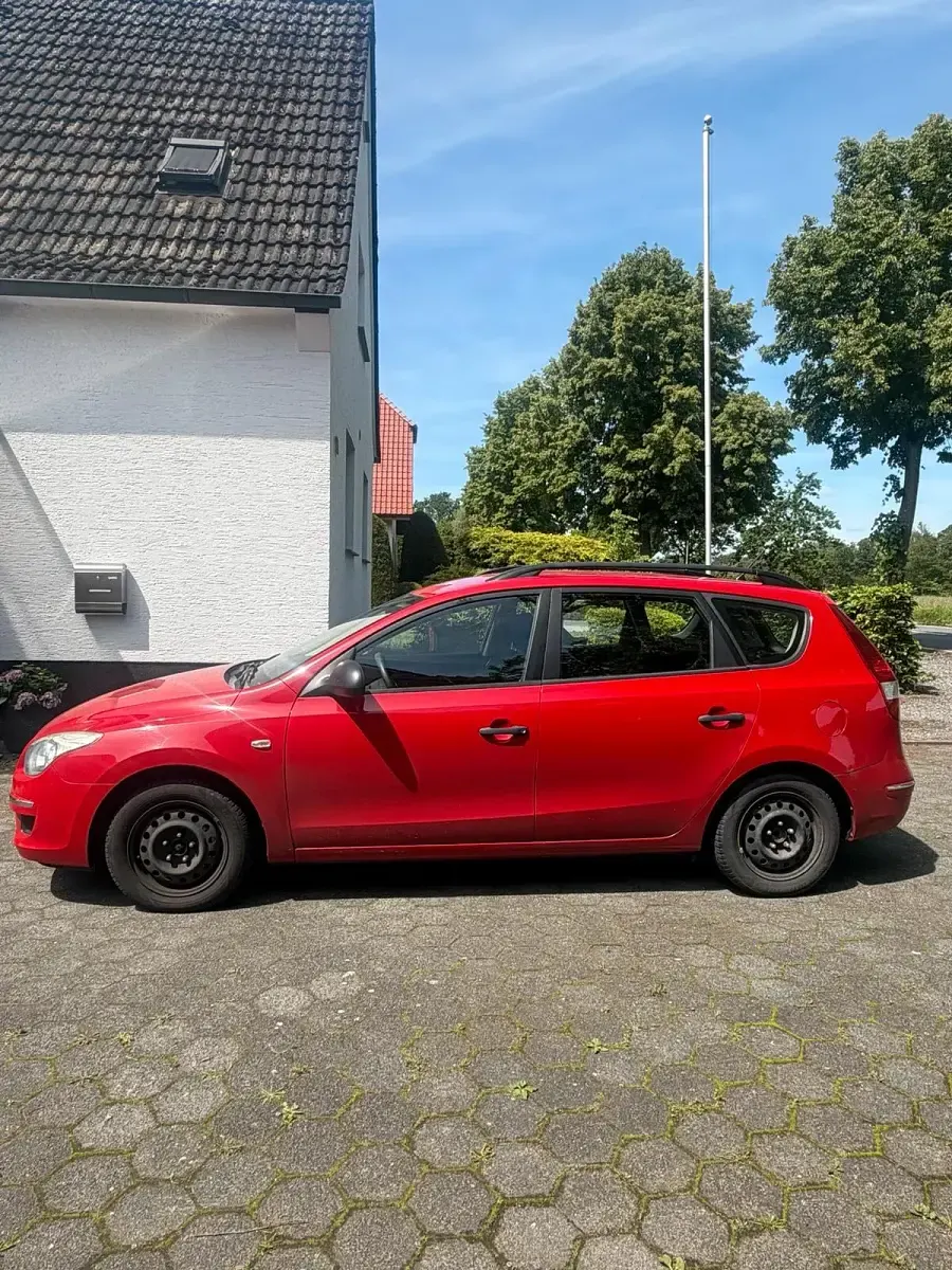 Gebraucht Hyundai i30 110 PS (80 kW) 2009 Rot Kombi