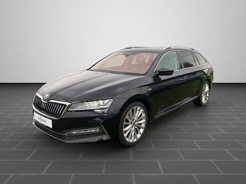 Blackmagic perleffekt (metallic) Gebraucht 2022 Skoda Superb Limousine | 33.490 € (Fairer Preis) - Bild 1/4