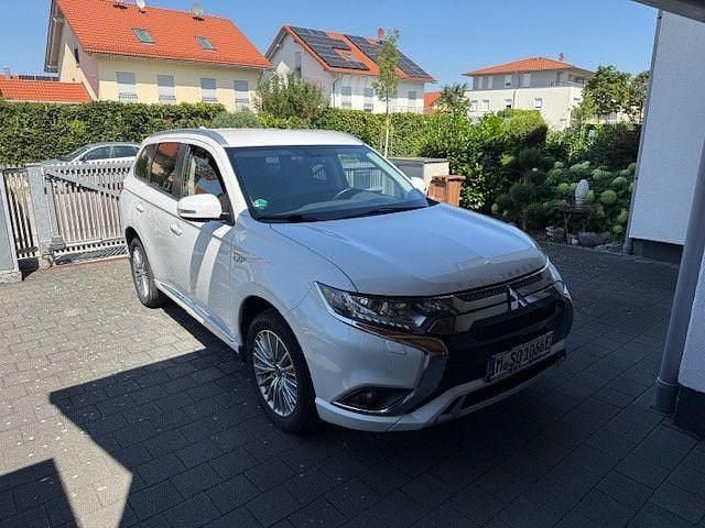 Weiß Gebraucht 2019 Mitsubishi Outlander P-HEV SUV | 17.900 € (Superpreis) - Bild 1/4