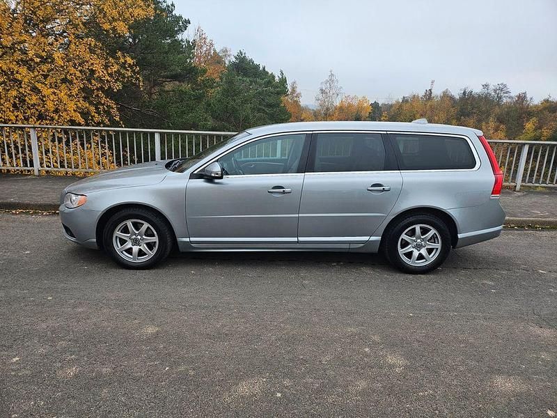 Silber Gebraucht 2009 Volvo V70 Momentum Kombi | 4.400 € - Bild 1/4