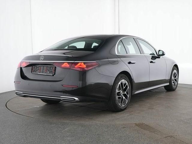 Gebraucht Mercedes E220 Avantgarde 197 PS (144 kW) 2024 lack obsidianschwarz Limousine