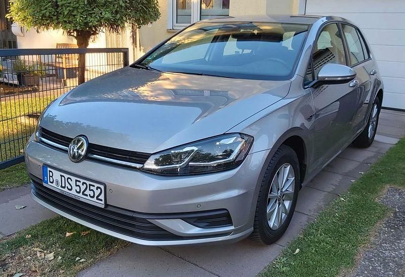 Silber Gebraucht 2018 VW Golf Trendline Limousine | 11.490 € (Guter Preis) - Bild 1/4