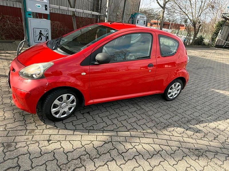 Second-hand Toyota Aygo 68 CP (50 kW) 2008 Roșu Hatchback