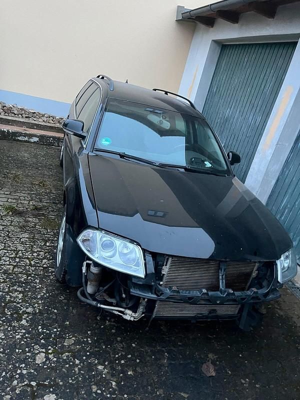 Schwarz Gebraucht 2004 VW Passat Kombi | 980 € (Superpreis) - Bild 1/4