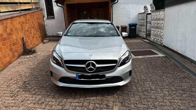 Silber Gebraucht 2015 Mercedes A200 Urban Limousine | 10.999 € (Guter Preis) - Bild 1/4