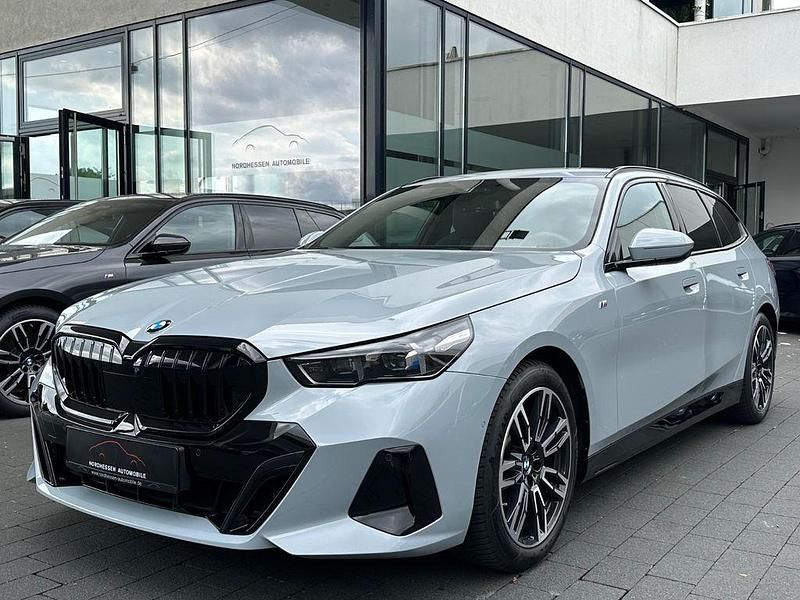 Grau Gebraucht 2024 BMW 520 M Sport Kombi | 50.870 € (Guter Preis) - Bild 1/4