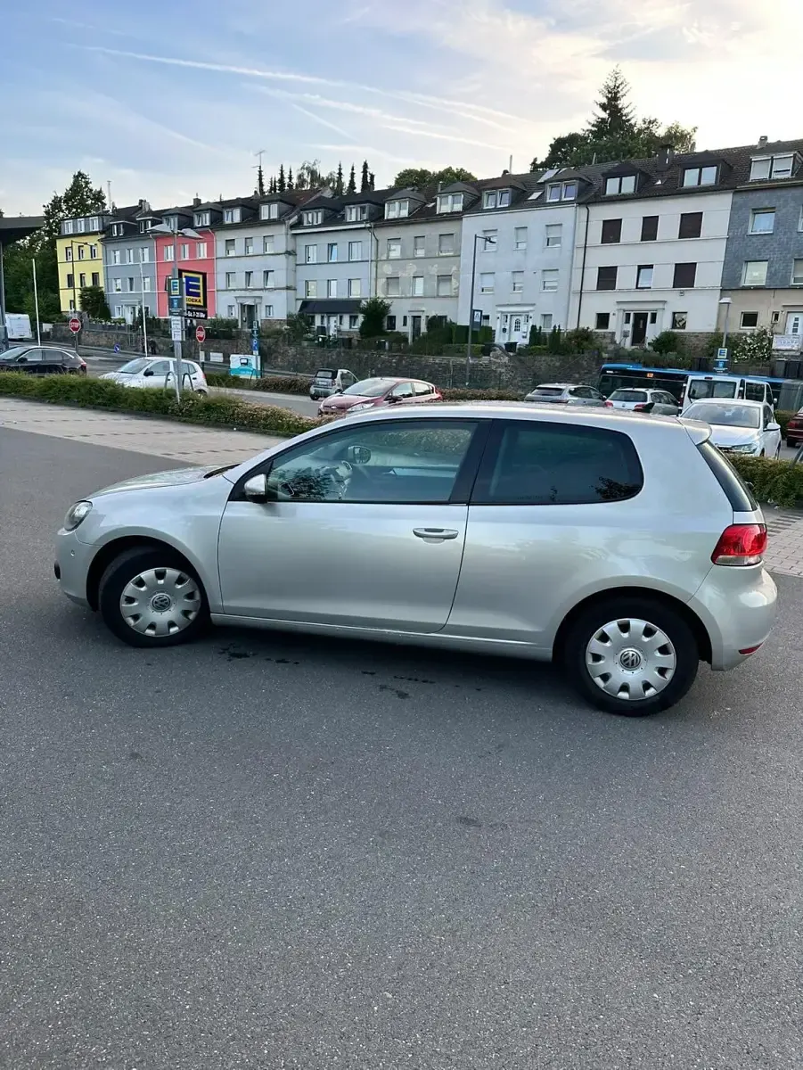 Gebraucht VW Golf VI 105 PS (77 kW) 2010 Silber Kleinwagen