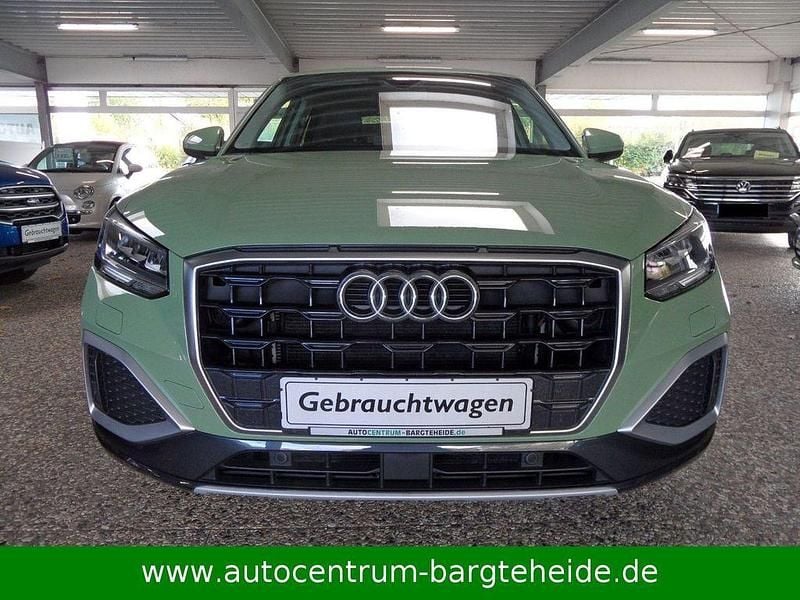Grün Gebraucht 2021 Audi Q2 Advanced Plus SUV | 22.990 € (Superpreis) - Bild 1/4