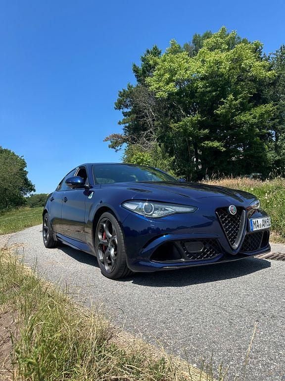 Blau Gebraucht 2018 Alfa Romeo Giulia Limousine | 44.890 € (Superpreis) - Bild 1/4