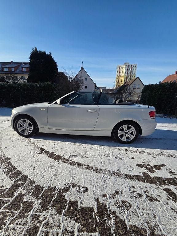 Weiß Gebraucht 2009 BMW 118 Cabriolet Advantage Cabrio | 6.990 € (Guter Preis) - Bild 1/4