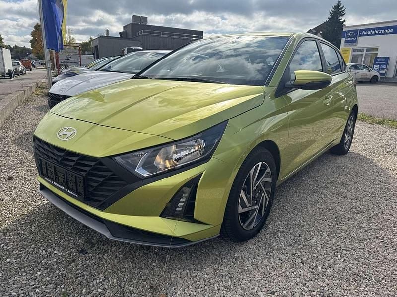 Neu Hyundai i20 79 PS (58 kW) 2025 Lemon green Limousine