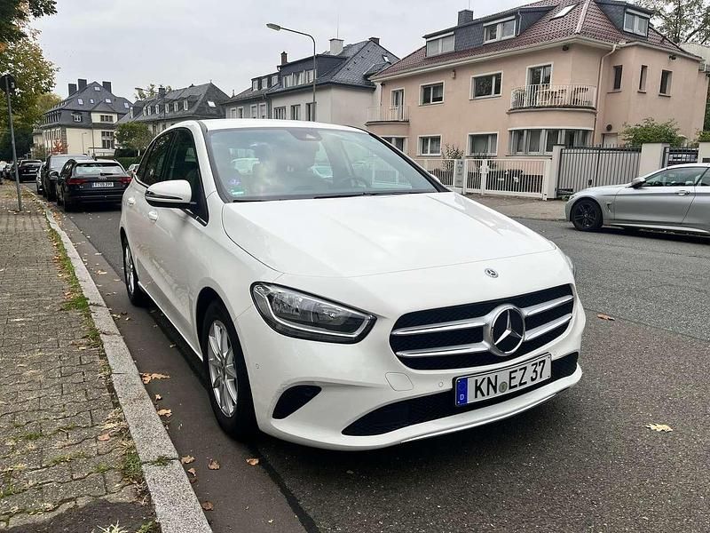 Weiß Gebraucht 2019 Mercedes B180 Style Van / Kleinbus | 19.500 € (Fairer Preis) - Bild 1/4
