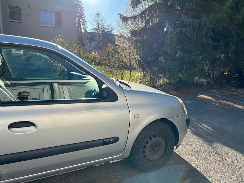 Gebraucht Renault Clio II 58 PS (42 kW) 2006 Silber Kleinwagen