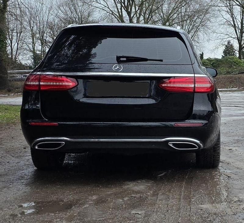 Gebraucht Mercedes E220 194 PS (142 kW) 2019 Schwarz Limousine