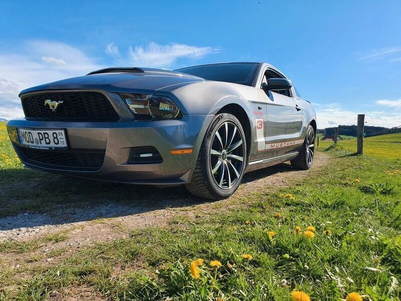 Grau Gebraucht 2010 Ford Mustang Coupé | 14.600 € (Fairer Preis) - Bild 1/4