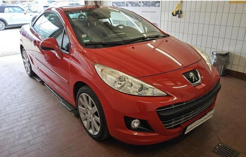 Sonderlackierung aden rot Gebraucht 2014 Peugeot 207 CC Roland Garros Cabrio | 10.700 € - Bild 1/4