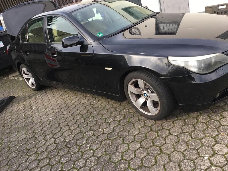 Schwarz Gebraucht 2004 BMW 525 Limousine | 3.700 € (Guter Preis) - Bild 1/4