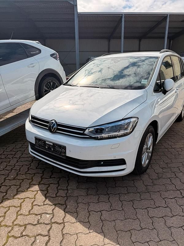 Gebraucht VW Touran 150 PS (110 kW) 2024 Weiß Van / Kleinbus