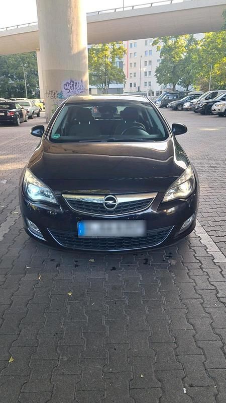 Schwarz Gebraucht 2010 Opel Astra Limousine | 4.900 € (Etwas zu teuer) - Bild 1/4