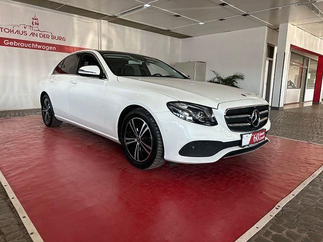 Diamantweiss metalliclack Gebraucht 2020 Mercedes E220 Limousine | 30.900 € (Guter Preis) - Bild 1/4