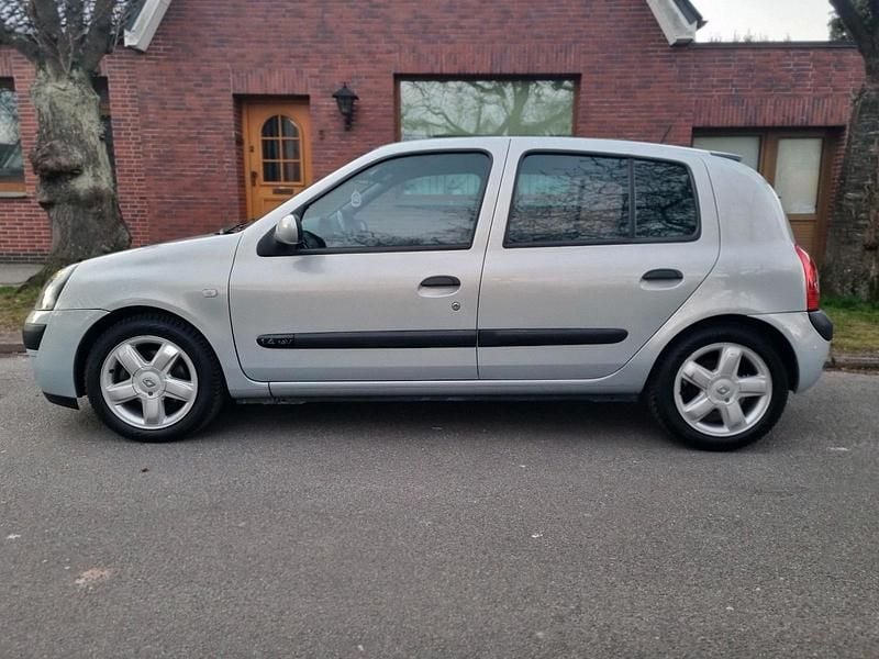 Gebraucht Renault Clio II 98 PS (72 kW) 2004 Silber Limousine