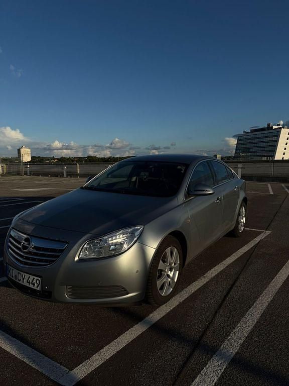 Grau Gebraucht 2011 Opel Insignia Design Edition Limousine | 6.100 € (Fairer Preis) - Bild 1/4