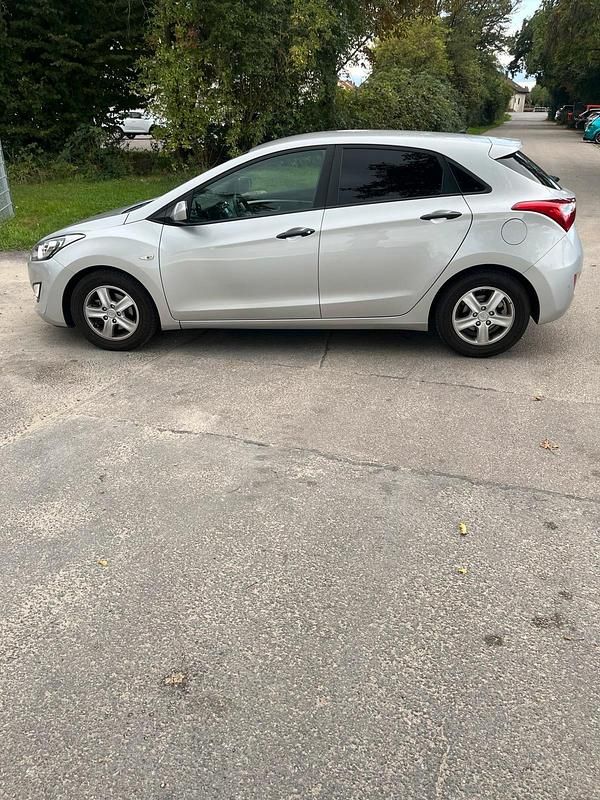 Grau Gebraucht 2013 Hyundai i30 Classic Kleinwagen | 8.200 € (Fairer Preis) - Bild 1/4