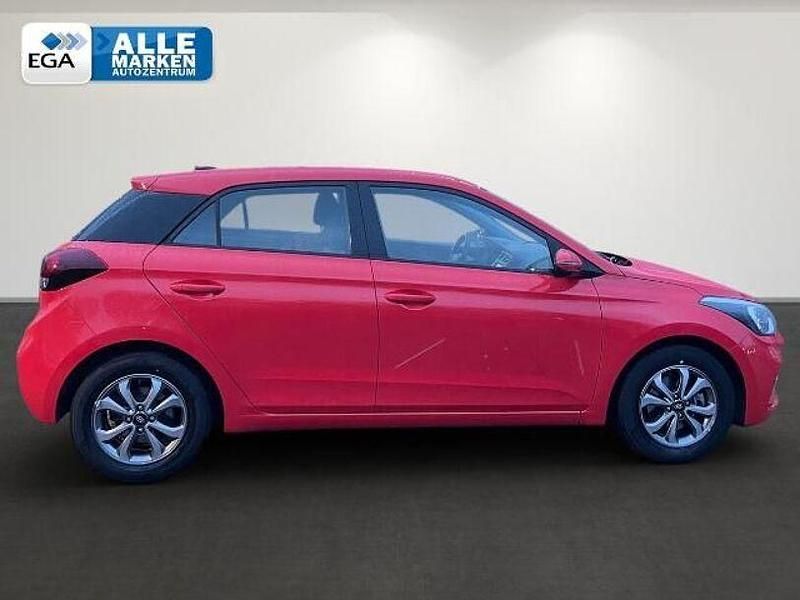 Gebraucht Hyundai i20 Trend 101 PS (74 kW) 2019 Rot Limousine