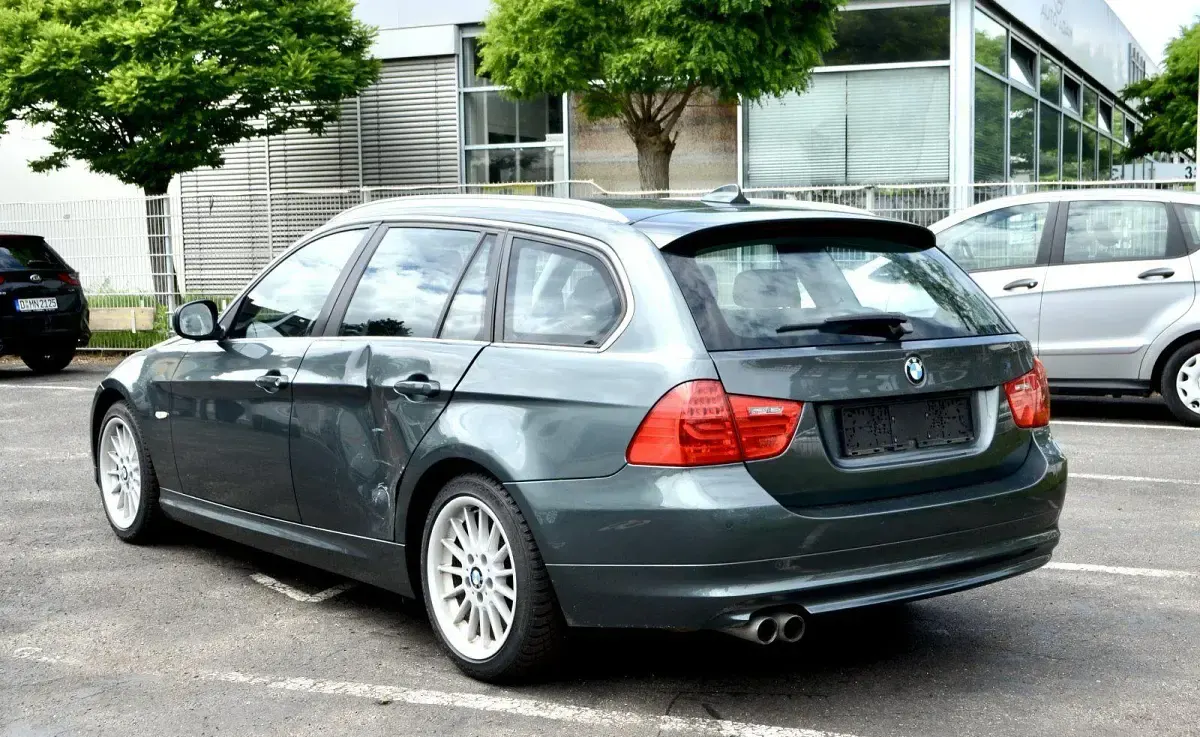 Gebraucht BMW 330 Performance 245 PS (180 kW) 2010 Grün Kombi