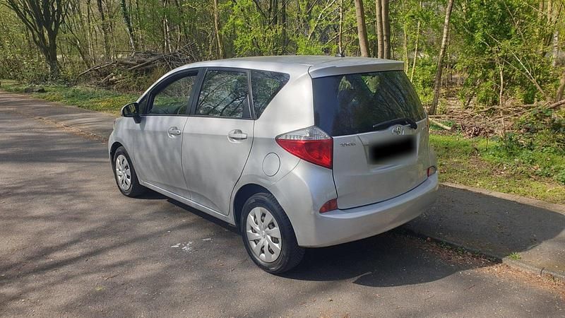 Gebraucht Toyota Verso-S 90 PS (66 kW) 2012 Silber Van / Kleinbus