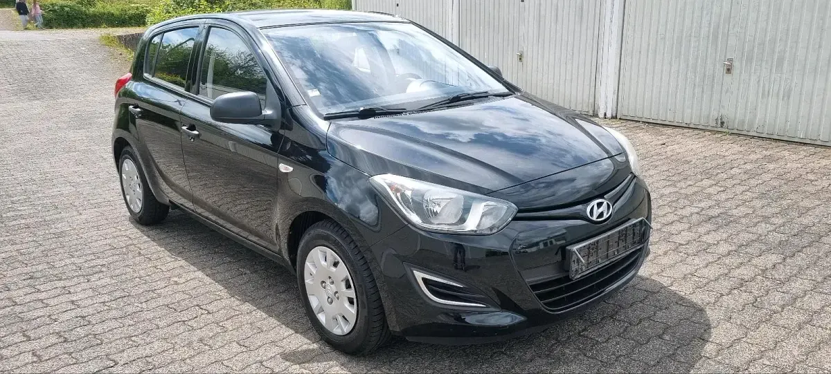 Gebraucht Hyundai i20 80 PS (58 kW) 2013 Schwarz Kleinwagen