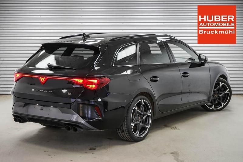 Gebraucht Cupra Leon VZ 333 PS (244 kW) 2025 Midnight black metallic (0e) Kombi
