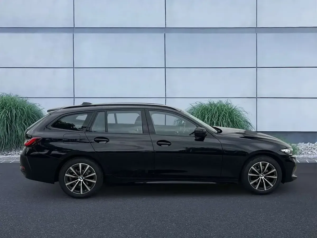 Gebraucht BMW 318 Sport Line 150 PS (110 kW) 2023 Saphirschwarz Kombi
