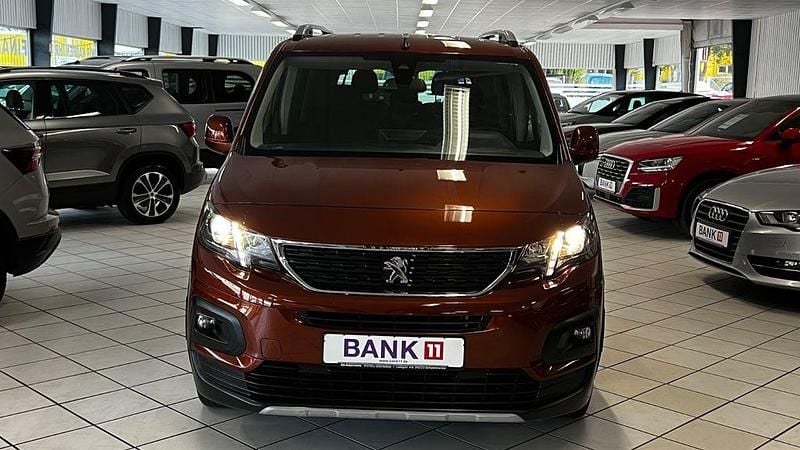 Braun Gebraucht 2021 Peugeot Rifter Allure Van / Kleinbus | 21.990 € (Fairer Preis) - Bild 1/4