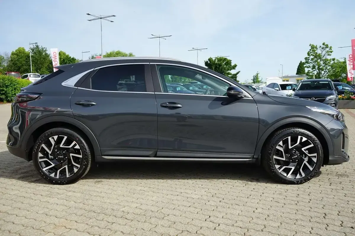Neu Kia XCeed 179 PS (131 kW) 2026 Darkpentametalmet. SUV