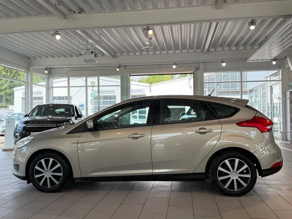 Używany Ford Focus Trend 101 KM (74 kW) 2015 Szary Sedan/Limuzyna