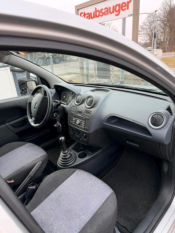 Gebraucht Ford Fiesta 90 PS (66 kW) 2009 Silber Kleinwagen