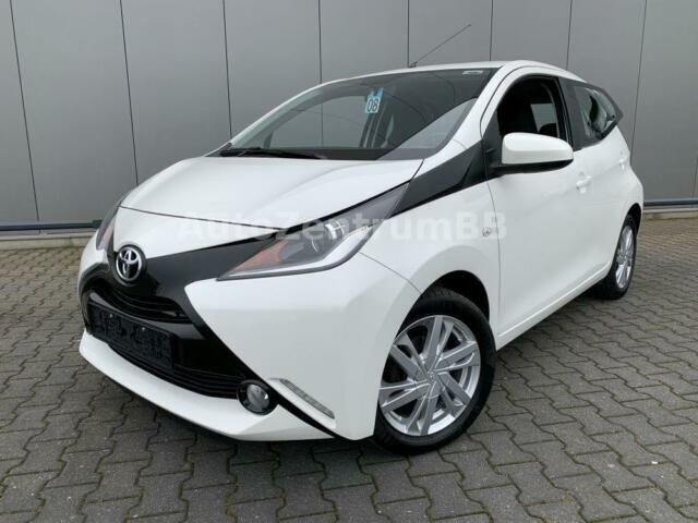 Gebraucht Toyota Aygo X-play 69 PS (50 kW) 2016 Weiß Kleinwagen