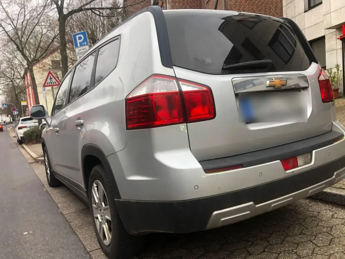 Gebraucht Chevrolet Orlando LT 131 PS (96 kW) 2012 Silber Van / Kleinbus