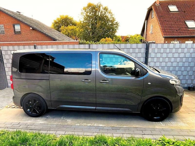 Grau Gebraucht 2023 Peugeot Traveller Van | 42.900 € (Guter Preis) - Bild 1/4