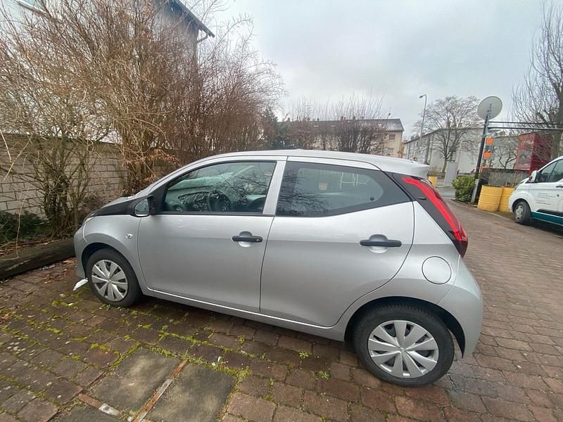Gebraucht Toyota Aygo 72 PS (52 kW) 2018 Grau Kleinwagen