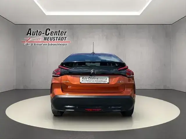 Używany Citroën e-C4 Feel 100 kW (136 KM) 2022 Pomarańczowy SUV