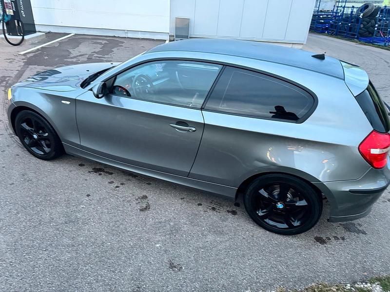 Grau Gebraucht 2010 BMW 118 Kleinwagen | 2.900 € (Guter Preis) - Bild 1/4