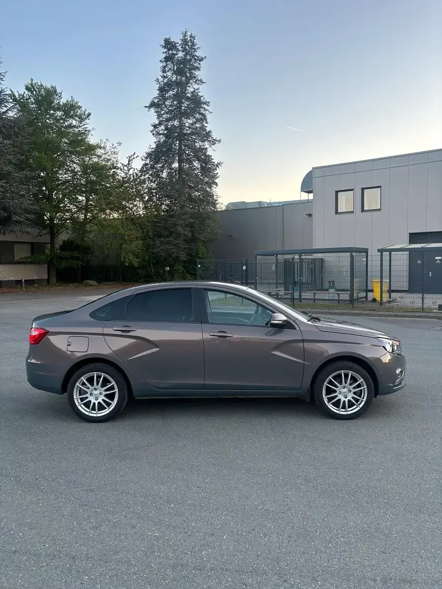 Second-hand Lada Vesta 106 CP (77 kW) 2017 Andere farben Berlinǎ