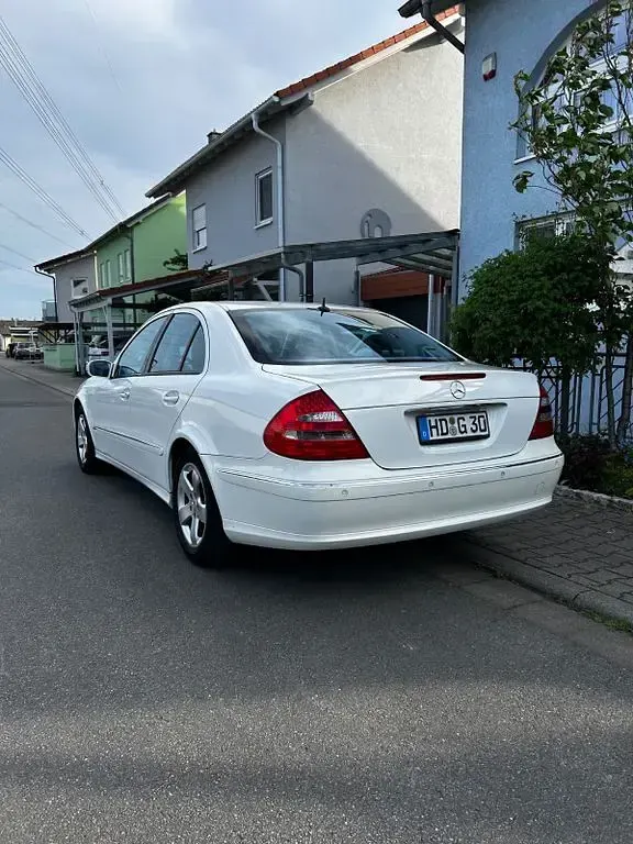 Usata Mercedes E350 Avantgarde 272 CV (200 kW) 2006 Bianco Berlina