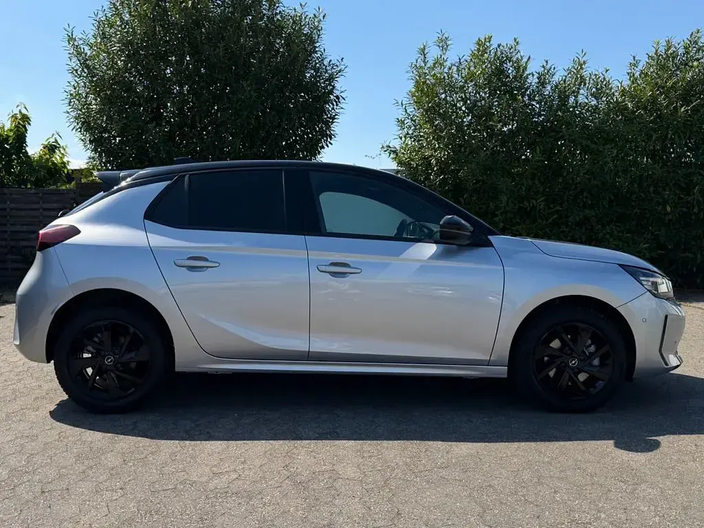 Używany Opel Corsa 136 KM (100 kW) 2025 Srebrny Hatchback