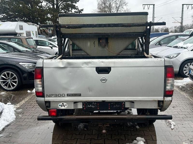 Gebraucht Nissan Navara 133 PS (97 kW) 2011 Silber Pickup